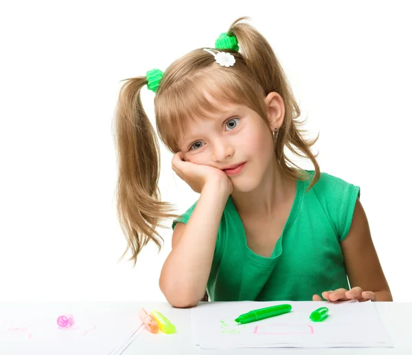 Schattig klein meisje is moe met tekening — Stockfoto