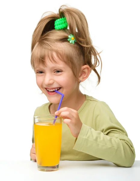 Милая девочка пьет апельсиновый сок. — стоковое фото