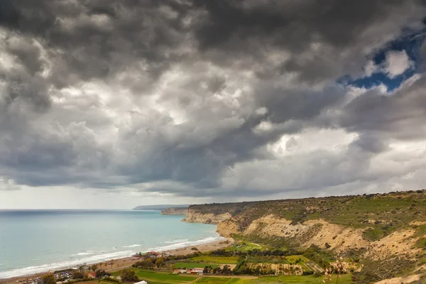 Tmavá obloha nad pobřežím — Stock fotografie