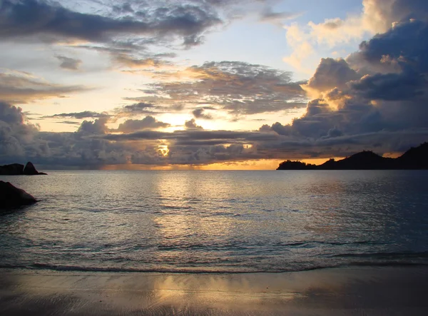 Тропічний пляж на заході сонця — стокове фото
