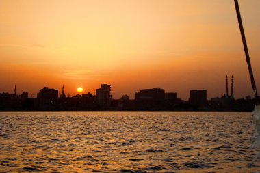 günbatımı Nil Nehri üzerinde