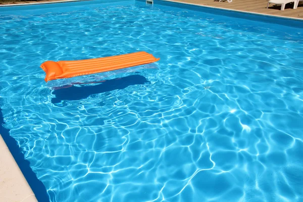 Nafukovací matrace v bazénu — Stock fotografie