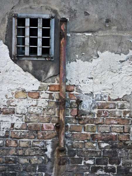 Δικτυωτό πλέγμα παράθυρο στον τοίχο από τούβλα — Φωτογραφία Αρχείου