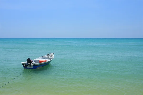 Лодка рядом с пляжем — стоковое фото