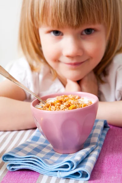 Little girl in breakfast table — Stock Photo, Image