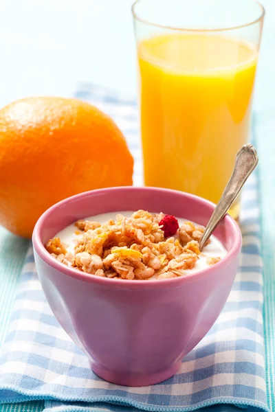 Reggeli gabonapelyhek, a narancs és a narancs juice — Stock Fotó