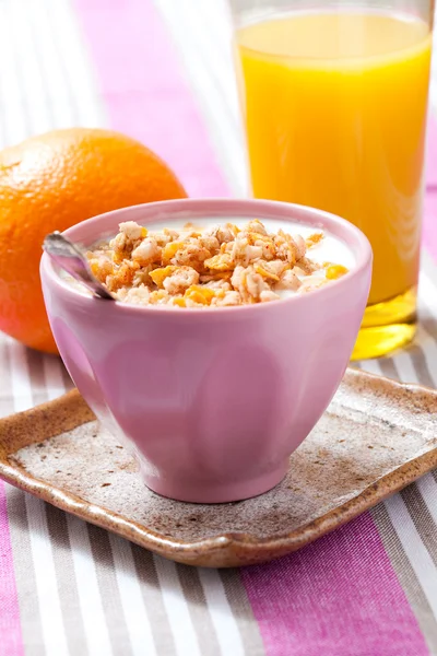 Πρωινό με δημητριακά, πορτοκαλί και πορτοκάλι χυμό — Φωτογραφία Αρχείου