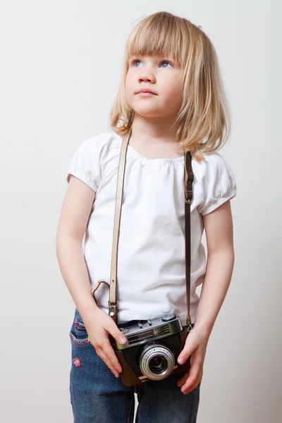 Маленькая девочка с камерой — стоковое фото