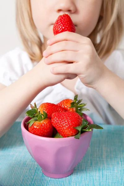 Niña comiendo fresas —  Fotos de Stock