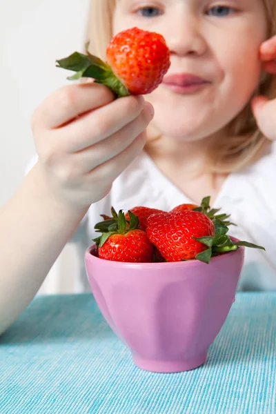 लिटिल लड़की स्ट्रॉबेरी खाने — स्टॉक फ़ोटो, इमेज