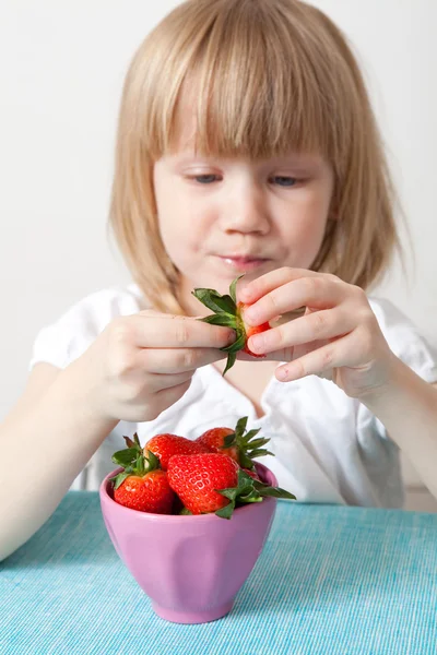 Mała dziewczynka je truskawki — Zdjęcie stockowe