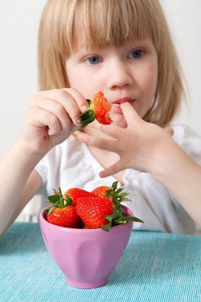Menina comendo morangos — Fotografia de Stock