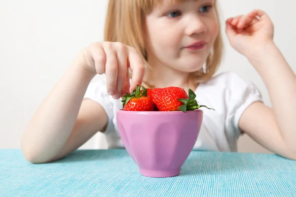 Dziewczynka z misce truskawki — Zdjęcie stockowe