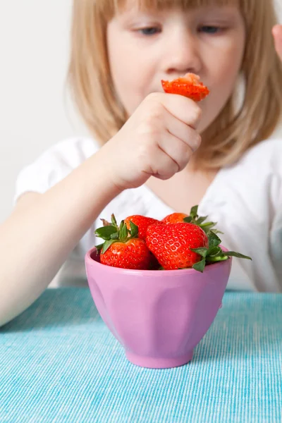 LIttle girl eating strawberries — Stock Photo, Image