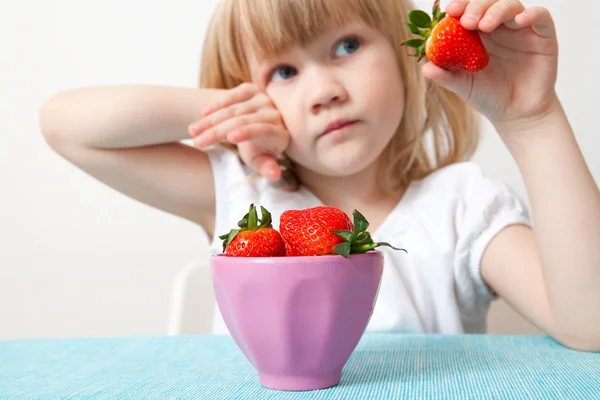 Little girl with a bowl of strawberries — Stock Photo, Image