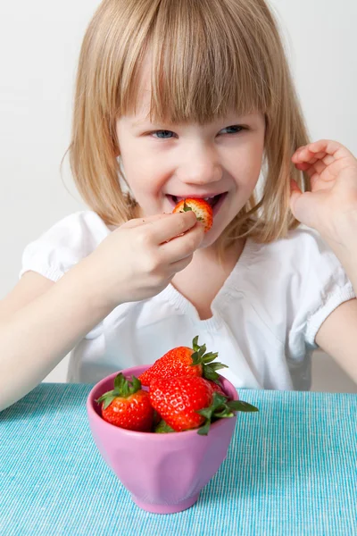 Mała dziewczynka je truskawki — Zdjęcie stockowe