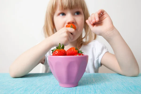 Petite fille manger des fraises — Photo