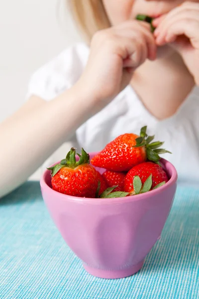 LIttle girl eating strawberries — Stock Photo, Image