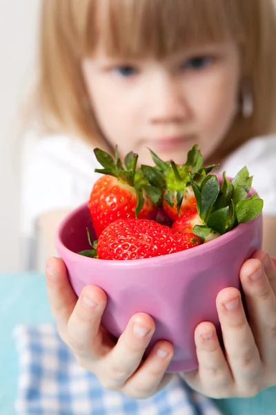 स्ट्रॉबेरी के एक कटोरे के साथ छोटी लड़की — स्टॉक फ़ोटो, इमेज