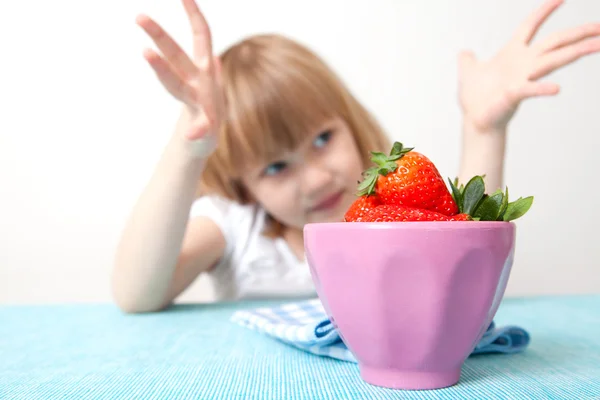 Niña con un tazón de fresas — Foto de Stock