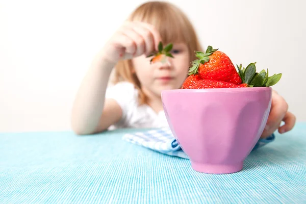 स्ट्रॉबेरी के एक कटोरे के साथ छोटी लड़की — स्टॉक फ़ोटो, इमेज