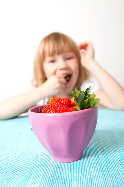 लिटिल लड़की स्ट्रॉबेरी खाने — स्टॉक फ़ोटो, इमेज
