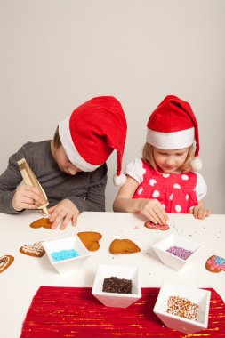 Kızlar gingerbread çerezleri dekorasyon