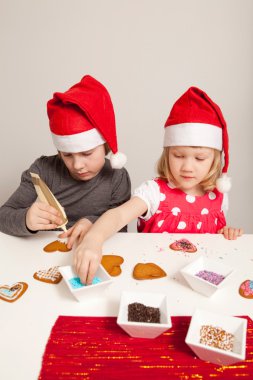 Kızlar gingerbread çerezleri dekorasyon