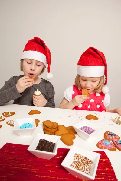 Kızlar gingerbread çerezleri dekorasyon