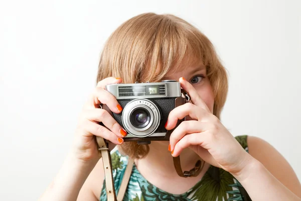 Femme avec une caméra vintage — Photo