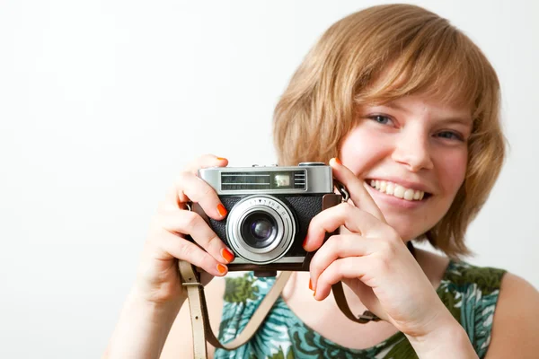 Kvinna med en vintage kamera — Stockfoto