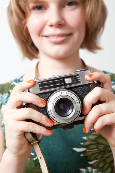 Donna con una fotocamera vintage — Foto Stock