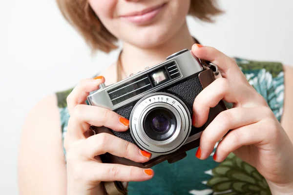 Mulher com uma câmera vintage — Fotografia de Stock