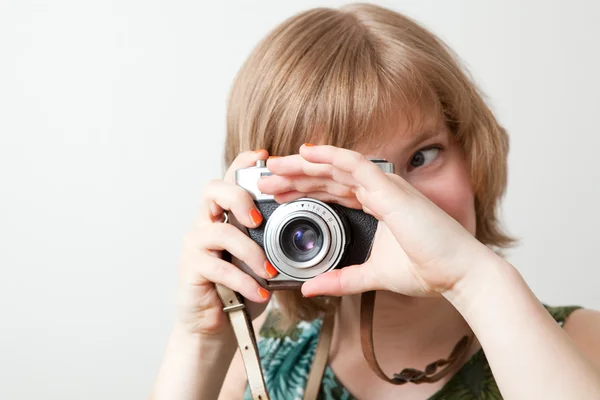 Mulher com uma câmera vintage — Fotografia de Stock