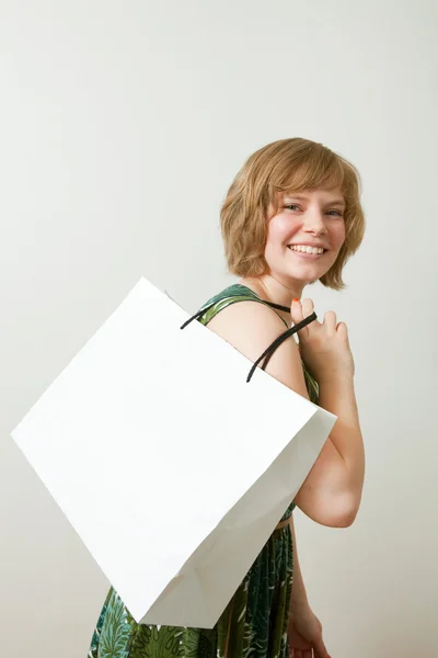 Νεαρή γυναίκα με τσάντα για ψώνια — Φωτογραφία Αρχείου