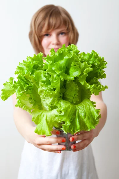 Young woman holding lettuce — Stock Photo, Image