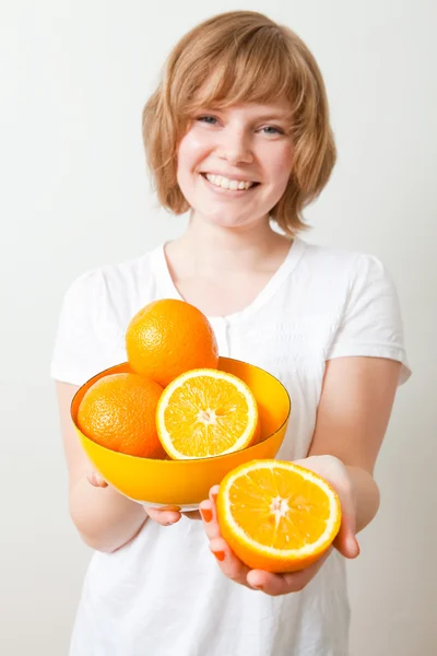 Женщина с апельсинами — стоковое фото