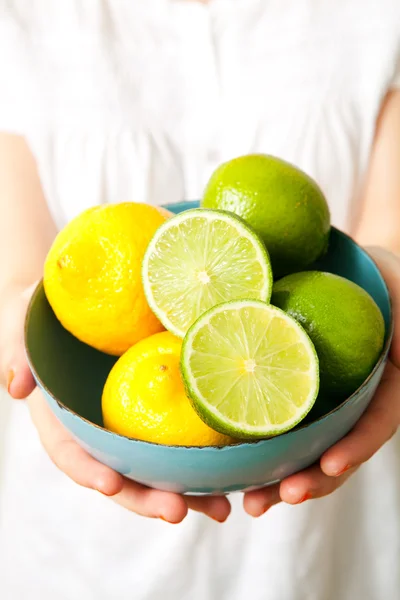 Vrouw met citroen en limoen — Stockfoto