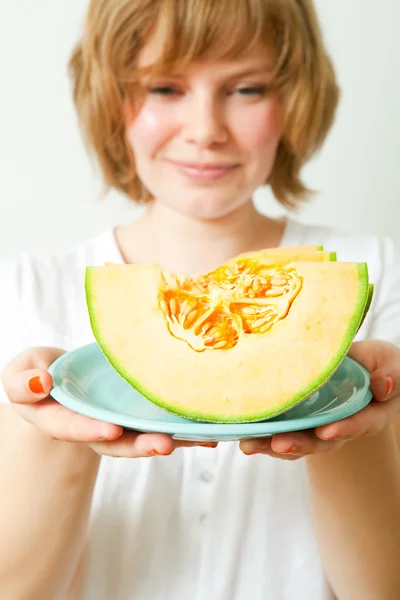 Kobieta z melon kantalupa — Zdjęcie stockowe
