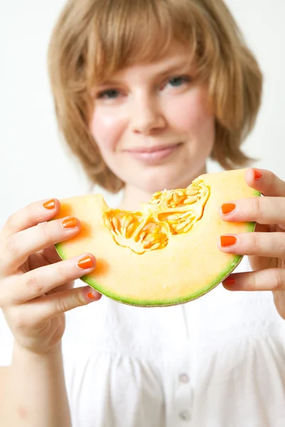 Wanita dengan melon cantaloupe — Stok Foto
