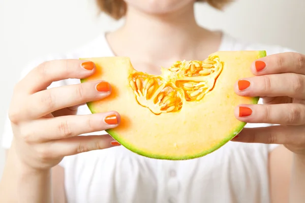 Frau mit Cantaloupe-Melone — Stockfoto