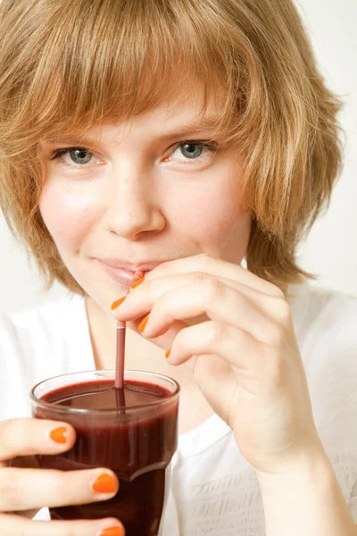 Женщина пьет черничный смузи — стоковое фото