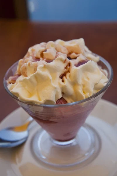 Strawberry ice cream dessert — Stock Photo, Image