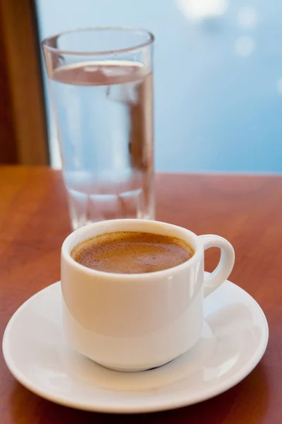 Café grec et un verre d'eau — Photo