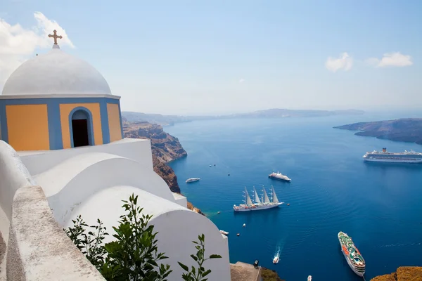 Antigua cúpula de la iglesia y vista de barcos en Santorini —  Fotos de Stock