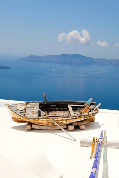 Gammal roddbåt i santorini, Grekland — Stockfoto