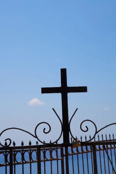 Metal cross on a fence in Thira, Santorini, Greece — Stock Photo, Image