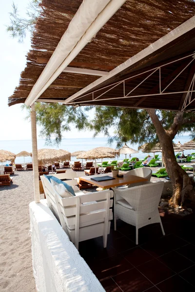Tavoli ristorante a Perissa, Santorini, Grecia — Foto Stock
