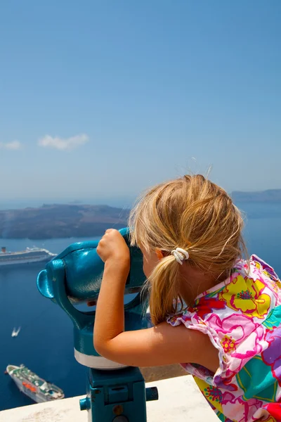 Dziewczynka, patrząc z lornetki w thira santorini, Grecja — Zdjęcie stockowe