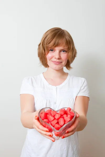 赤のお菓子を持つ女性 — ストック写真